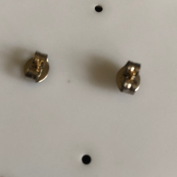 Heart shaped gold tone tone pierced earrings - Picture 4 of 4